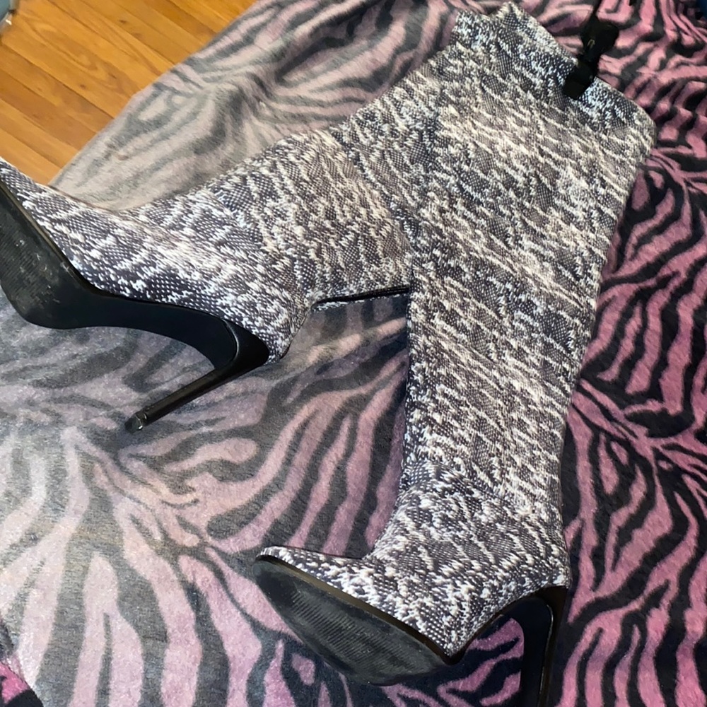 Pre-owned very stylish women’s thigh high boots size 9.5 worn 3 times.